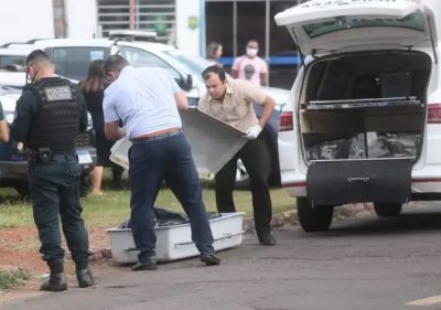 Corpo de Matheus sendo retirado por equipe da funerria. (Foto: Marcos Maluf)