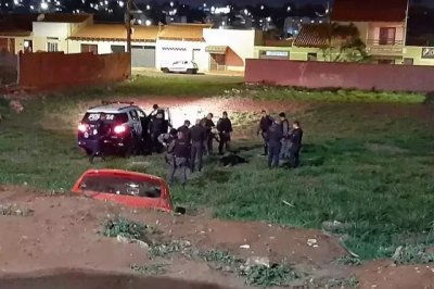 Willian jogou o carro em barranco de terreno baldio para tentar fugir (Foto: Ana Beatriz Rodrigues)