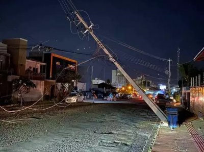 Poste quase veio abaixo durante o acidente. (Foto: Direto das Ruas)