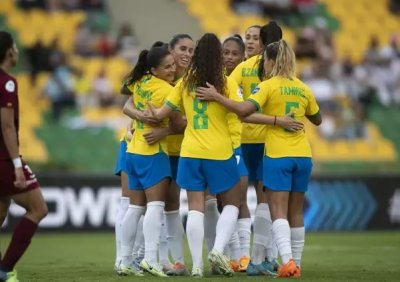 Jogadoras comemorando a vitria desta quinta-feira (21). (Foto: Thais Magalhes/CBF)