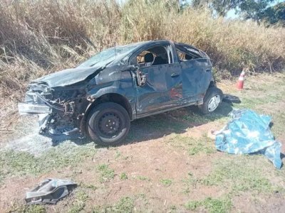 Carro capotou vrias vezes e parou com as quatro rodas para baixo (Foto: Sidney Assis)