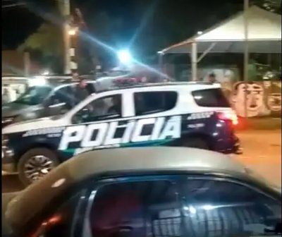 Movimentao na praa do Bairro Cohab, onde ocorreu o crime na noite de ontem. (Foto: Direto das Ruas)