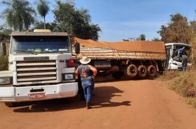 Carreta estava carregada com milho. Ningum ficou ferido gravemente. (Foto: RB em Foco)