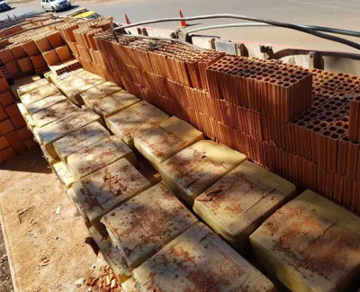 Fardos de maconha encontrados no meio da carga de tijolos. (Foto: PMR)