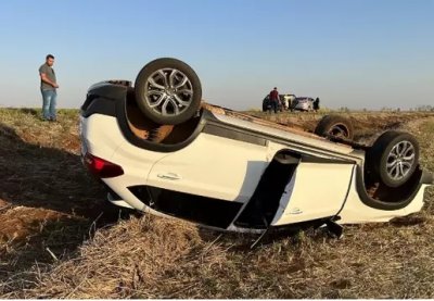 Carro parou com as quatro rodas para cima (Foto: Marco Tom / Regio News)