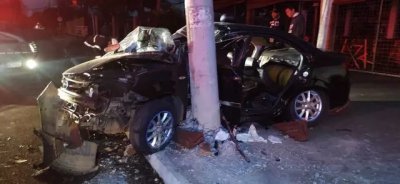 Carro ficou destrudo ao colidir contra poste na Av. Albert Sabin. (Foto: Direto das Ruas)