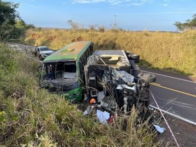 Caminho tombado com a frente destruda aps colidir em nibus. (Foto: Jornal da Nova)