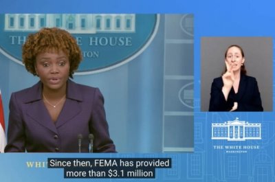 Captura de tela de vdeo do YouTube mostrando Elsie Stecker, intrprete de linguagem americana de sinais da Casa Branca
