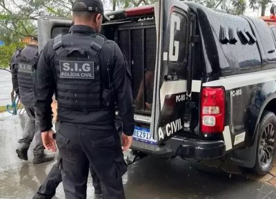 Homem preso no camburo da Polcia Civil nesta segunda-feira. (Foto: Ivinotcias)