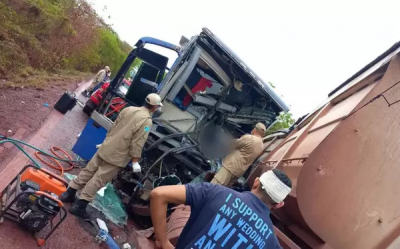 Bombeiros durante resgate do corpo de motorista preso s ferragens. (Foto: Dirio Corumbaense)