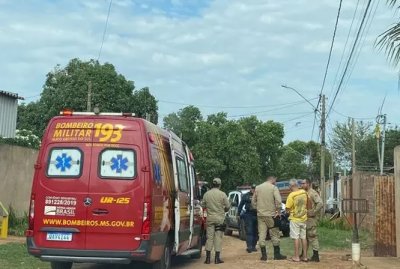 Movimentao de bombeiros e militares no local onde ocorreu o incndio (Foto: Karine Alencar)