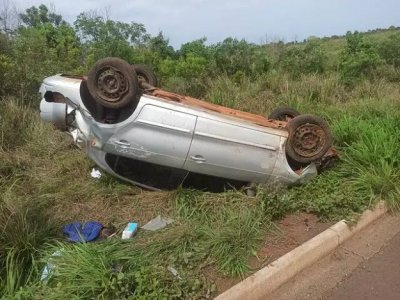 Carro capotado às margens da estrada em Santa Rita do Pardo. (Foto: Cenário MS)