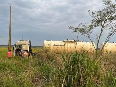 Carreta saiu da pista e parou em vegetao. (Foto: Nova News)