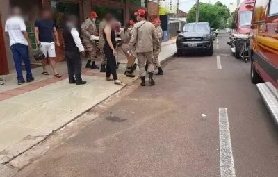 Mulher sendo socorrida por equipe do Corpo de Bombeiros nesta tarde. (Foto: Ana Beatriz Rodrigues)