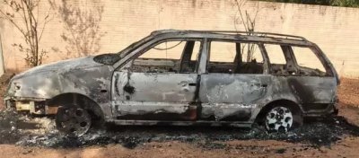 Passat Variant totalmente destruda aps incndio na madrugada deste domingo. (Foto: RV News)