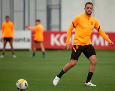 Meia Renato Augusto observa a bola em treino no Corinthians (Foto: Divulgao)