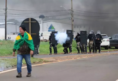 Policial dispara bomba de efeito moral na ação de retirada de manifestantes na BR-163. (Foto: Henrique Kawaminami)