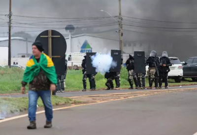 Policial dispara bomba de efeito moral na ao de retirada de manifestantes na BR-163. (Foto: Henrique Kawaminami)