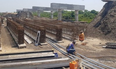 Construo da ponte sobre o Crrego Mutum, em Porto Esperana