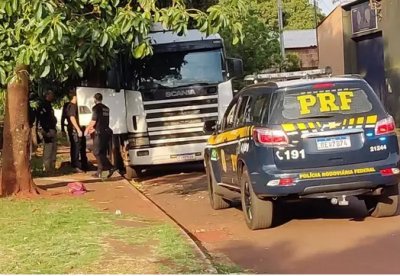 Carro da PRF durante operação em que carreta foi encontrada. (Foto: Adilson domingos)