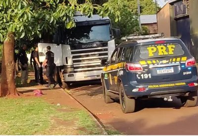 Carro da PRF durante operao em que carreta foi encontrada. (Foto: Adilson domingos)