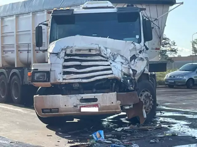 Semi-reboque ficou com a parte frontal totalmente destruda. (Foto: Hosana de Lourdes/Tudo do MS)