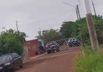 Polcia no local do homicdio em Maracaju. (Foto: Tudo do MS)