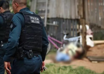 Corpo de rapaz est cado no cho, encostado na bicicleta que ele usava (Foto: Henrique Kawaminami)