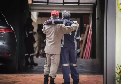 Bombeiro e socorrista do Samu se consolam depois da morte de menino. (Foto: Marcos Maluf)