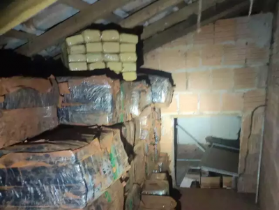 Maconha estava escondida no forro da casa, no Jardim Aeroporto (Foto: Divulgao)