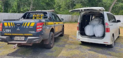 Veículo apreendido com a carga embalada para transporte (Foto: Divulgação/PRF)