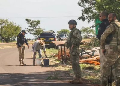 Agentes acompanhando desocupao s margens de rodovia. (Foto: Henrique Kawaminami)