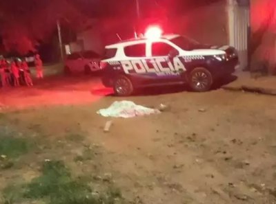 Corpo de vtima coberto em rua do Parque do Lageado. (Foto: Direto das Ruas)