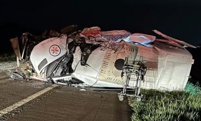 Ambulncia ficou destruda e tombada na pista aps batida. (Foto: Marco Tom | Regio News)