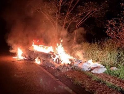 Picape com drogas carregada com droga em chamas s margens da rodovia. (Foto: Ivinoticias)