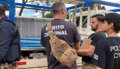 Droga distribuida em tabletes estava escondida em compartimento debaixo das placas solares (Foto: Mariely Barros)