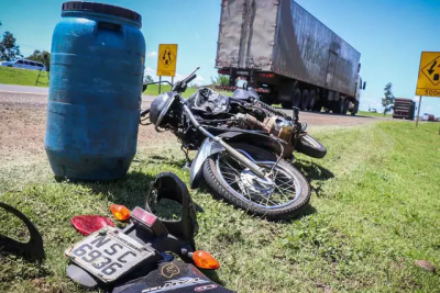 Moto envolvida no acidente ficou com a parte da frente danificada (Foto: Henrique Kawaminami)