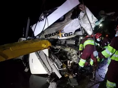 Cabine destruda e equipe da CCR tentando tirar corpo. (Foto: Sidney Assis)