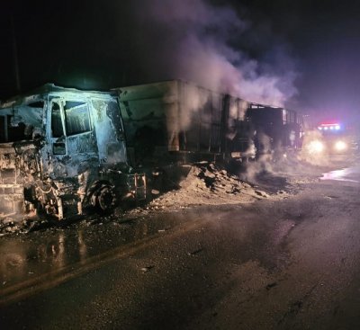 Carreta carregada de cimento foi destruda pelo fogo (Foto: divulgao)