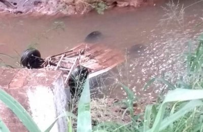 Motorista teria feito manobra em cima de ponte onde carro caiu em crrego e dois morreram (WhatsApp)