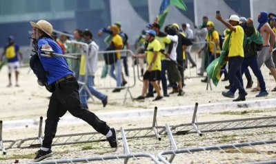 Grupo durante invaso aos trs Poderes, no dia 8 de janeiro, em Braslia. (Foto: Marcelo Camargo/Agncia Brasil)