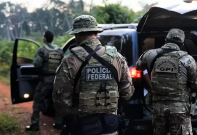 Policiais durante buscas por criminosos na fronteira. (Foto: Direto das Ruas)