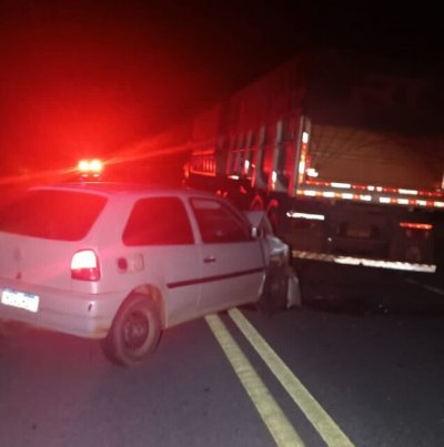 Carro bateu na traseira do caminho que estava parado na rodovia. (Foto: Dourados News)