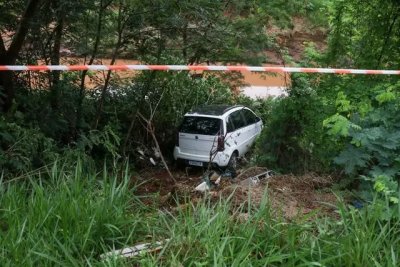 Por pouco carro no caiu em crrego. (Foto: Henrique Kawaminami)