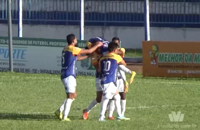 Douglas comemora vitria contra Aquidauanense em partida disputada em casa. (Foto: Reproduo/Ivinotcias)