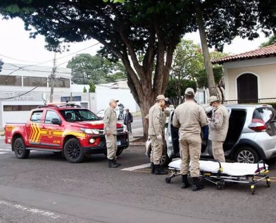 Bombeiros conversam com homem aps quebrar vidro do veculo para acord-lo (Foto: Alex Machado)