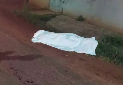 Ferido, Carlos Henrique chegou a sair na rua para pedir socorro, mas não resistiu (Foto: Direto das Ruas)