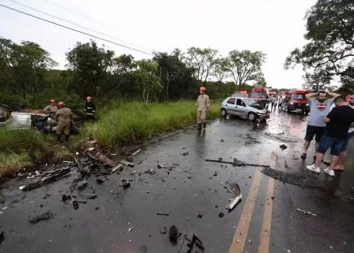 Movimentao de bombeiros no local onde ocorreu acidente com morte (Foto: Marcos Maluf)
