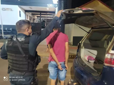 Maicon sendo entregue na Depac Centro pela equipe da Polcia Militar (Foto: Gildo Souza)
