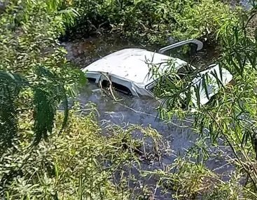 Carro fica submerso aps cair em ribanceira (Foto: Divulgao/Corpo de Bombeiros)